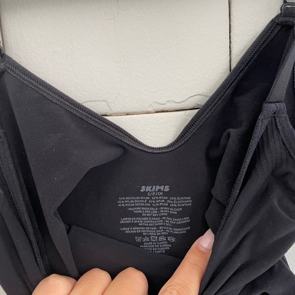 SKIMS Black Seamless Sculpting Bodysuit - Picture 5 of 6